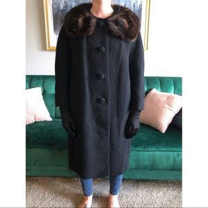 Vintage Neusteters Classic Elegant Long Black Coat with Fur Collar